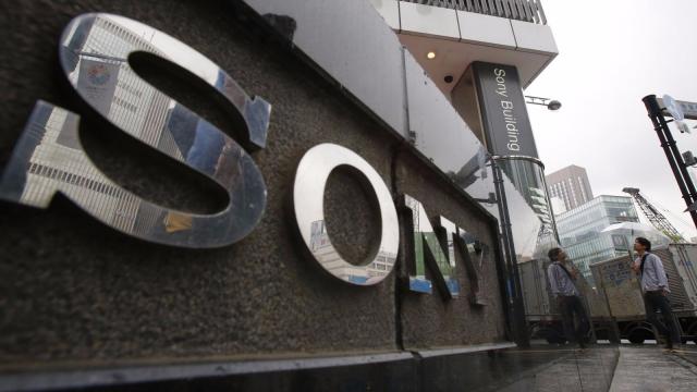 <b>Sony anunţă un profit de 1 miliard de dolari pe trimestrul 4 al anului 2015, în ciuda scăderii vânzărilor smartphone</b>Se pare că suntem &icirc;n săptăm&acirc;na &icirc;n care se predau rapoartele fiscale şi după Apple, LG şi Microsoft, azi vedem cum a stat Sony &icirc;n ultimul trimestru. Compania japoneză a &icirc;nregistrat profit de 1 miliard de dolari &icirc;n...