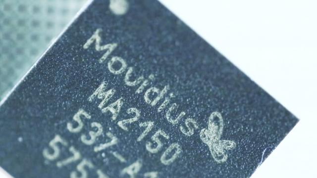 <b>Google colaborează cu Movidius, companie cu origini româneşti pentru a aduce conceptul de "deep learning" pe mobile</b>Google &icirc;şi extinde colaborarea cu firma Movidius, dezvolt&acirc;nd o modalitate de a aduce conceptul de "deep learning" pe mobil. Movidius este creatorul chipsetului care a stat la baza lui Project Tango, deci rolul său &icirc;n acest nou proiect...