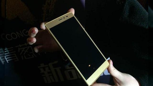 <b>Telefonul de aur din China costă 1960 de dolari; Iată modelul nou Shallots</b>C&acirc;nd ne g&acirc;ndim la telefoane suflate cu aur, vin &icirc;n minte branduri ruseşti, britanice sau cu provenienţa din Dubai. Ei bine şi chinezii au intrat pe piaţa telefoanelor de lux, compania Cong&nbsp;lans&acirc;nd un model Shallots&nbsp;cu...