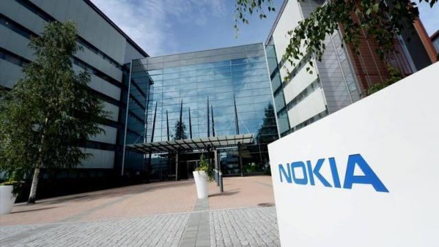 <b>Nokia îşi rezolvă disputa legată de brevete cu Samsung, câştigând sute de milioane de euro</b>Nu doar Samsung şi Apple au dispute cu privire la brevete şi proprietăţi intelectuale, ci şi Nokia şi Samsung. Astăzi a venit şi decizia oficială legată de acest caz şi se pare că Nokia &icirc;şi va creşte veniturile din brevete cu...