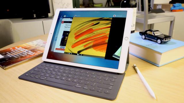 <b>Tabletele cu tastaturi detaşabile încep să prindă la public tot mai mult</b>CES 2016 ne-a arătat destul de clar care va fi trendul principal pe piaţa tabletelor în acest an: convertibilele. Modelele cu tastatura detaşabilă există de ceva vreme, încă de când ASUS experimenta cu seria Transformer. Lenovo...