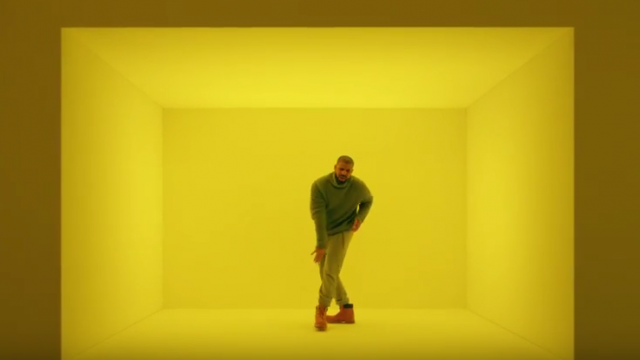 <b>Drake îşi modifică melodia Hotline Bling pentru T-Mobile într-o reclamă de la Superbowl 2016 (Video)</b>Cine nu a auzit de melodia "Hotline Bling" a lui Drake probabil nu foloseşte Facebook sau are un uriaş filtru anti virale. Melodia a ajuns viral foarte rapid şi a primit o tonă de meme-uri şi parodii. Acum e şi subiect de reclamă T-Mobile şi nu...