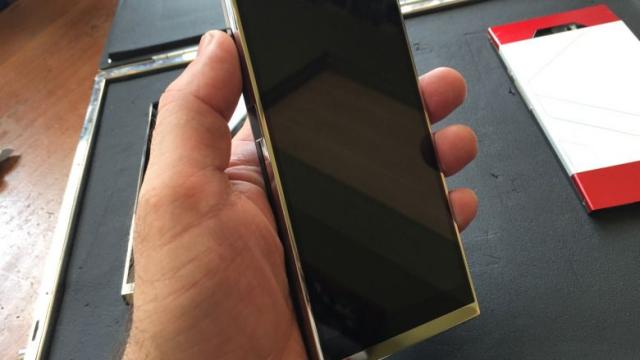 <b>Telefonul ultra securizat Turing continua să întârzie şi va sosi cu Sailfish OS</b>Poate că intrarea &icirc;n faliment a Jolla nu e tocmai momentul oportun să anunţi că adopţi platforma lor Sailfish pe terminalul tău, dar tocmai asta face Turing Robotic Industries. Ei au creat faimosul Turing Phone, acel device ultra securizat,...