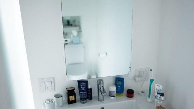 <b>Un inginer Google a creat oglindă smart perfectă pentru baie, cu Android la bord</b>Un clişeu din filmele SF este trezirea unui oarecare personaj &icirc;ntr-o dimineaţă şi &icirc;n loc să &icirc;l vedem că aprinde televizorul, el primeşte un feed de informaţii pe ferestrele apartamentului sau oglinda din baie. Ei bine, partea cu...