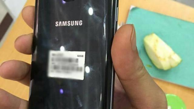 <b>Samsung Galaxy S7 pozează în faţa camerei, cu un spate glossy şi negru; Aflăm noi detalii importante din Vietnam</b>Am văzut p&acirc;nă acum zeci de scăpări ale lui Samsung Galaxy S7, dar nici una at&acirc;t de clară precum cea de azi. Direct din Vietnam&nbsp;vine fotografia hands on de mai jos, care dezvăluie &icirc;ntr-un mod c&acirc;t se poate de clar designul...