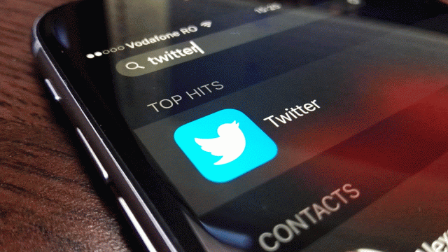 <b>Twitter are probleme, prefaţate de “Decesul Twitter” din România de acum câţiva ani; Serviciul pierde milioane de utilizatori lunar global</b>&Icirc;n ciuda faptului că Twitter e oarecum mai apreciat &icirc;n mediu jurnalistic pentru credibilitatea informaţiilor postate pe acest serviciu (faţă de Facebook), se pare că reţeaua de socializare are probleme. &Icirc;n ultimul trimestru Twitter...