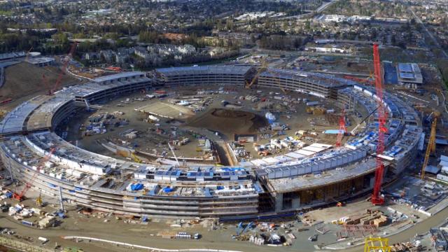 <b>O filmare cu drona dezvăluie progresul făcut la lucrările lui Apple Campus 2; Panourile curbate din sticlă sunt montate</b>La Apple Campus 2 se lucrează din noiembrie 2013, acest edificiu colosal urmând să aibă rol atât de nou sediu Apple, cât şi de centru de prezentări. El va fi gata la finalul acestui an, iar până atunci vedem o filmare cu...