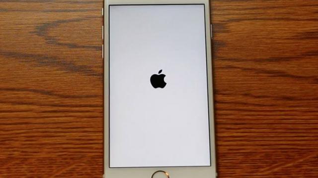 <b>Un bug mare cat toate zilele iți poate brickui iPhone-ul prin setarea datei la 1 ianuarie 1970; El afectează modelele 64 bit</b>Am descoperit ieri pe Reddit o postare interesantă, care indică faptul ca terminalele iOS 64 bit au o vulnerabilitate ciudată. Astfel, dacă li se setează data la 1 ianuarie 1970 ele se brickuiesc și nu mai pot boota. &nbsp; Chiar dacă acele...