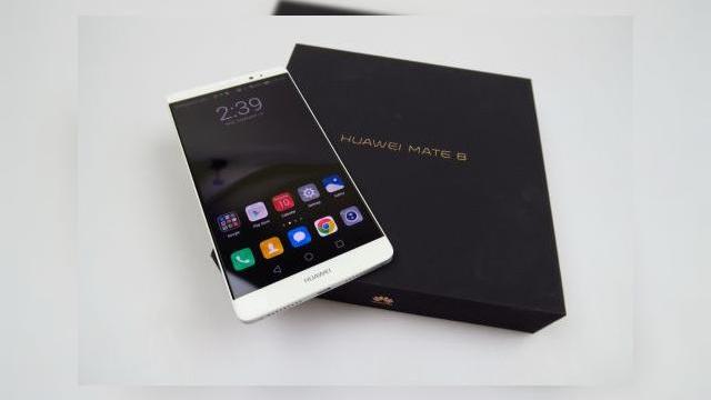 <b>Huawei Mate 8 Unboxing: cel mai performant telefon Huawei din ultimul an scos din cutia sa elegantă (Video)</b>Iată încă telefon Huawei sosit în teste la Mobilissimo.ro, un phablet cu ecran generos de 6 inch, pe numele său Huawei Mate 8. Terminalul a fost lansat la nivel global la CES 2016 lună trecută şi are deja parte de o promoţie la eMAG.ro....