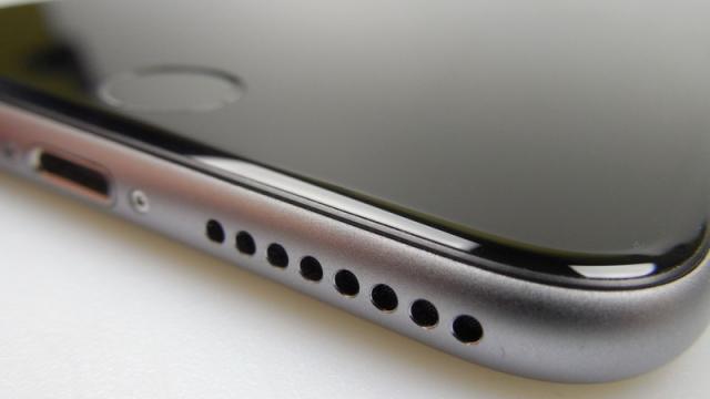 <b>Apple ar putea include două difuzoare pe iPhone 7, unul în locul jackului audio (Zvon)</b>Zvonurile despre faptul că Apple va renunţa la jackul audio de pe iPhone 7 datează de ceva vreme, dar azi aflăm o teorie cu privire la ce anume ar putea folosi Apple pentru &icirc;nlocuirea sa. Un zvon nou afirmă că Apple ar include un al doilea...