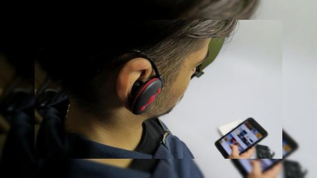 <b>Prezentare Avantree Jogger Plus: căști Bluetooth stereo cu suport NFC şi design excelent pentru jogging (Video)</b>Iată-ne azi cu un nou accesoriu destinat pasionaţilor de sport, de această dată un headset Bluetooth stereo numit Avantree Jogger Plus. El costă 49.99 dolari, iar transportul către România ajunge la 6.99 dolari. El poate fi comandat de...