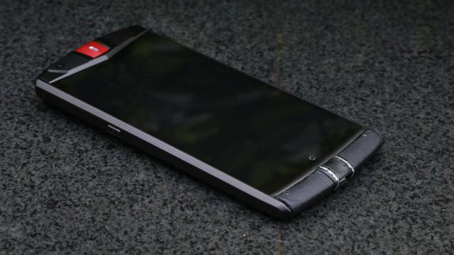 <b>Ulefone pregăteşte un telefon cu design în stil Vertu, preţ cu siguranţă mai mic</b>Compania chineză Ulefone pregăteşte un telefon cu design interesant pentru perioada următoare, noul venit amintind puţin de un Vertu. E drept că şansele sunt mari ca preţul să nu fie deloc unul premium şi nici materialele să nu fie preţioase....