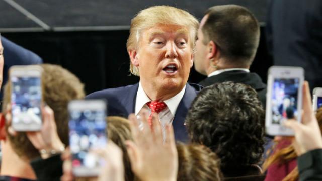<b>Apple refuză să deblocheze iPhone-ul unor terorişti, chiar şi la ordinul autorităţilor; Donald Trump insistă pe desecurizare</b>Dacă aţi urmărit ştirile &icirc;n ultima vreme, aţi remarcat probabil că Apple e subiect de discuţii din nou, de această dată pe o temă delicată. E vorba despre securitate, sau mai bine zis desecurizare, autorităţile din SUA cer&acirc;nd...