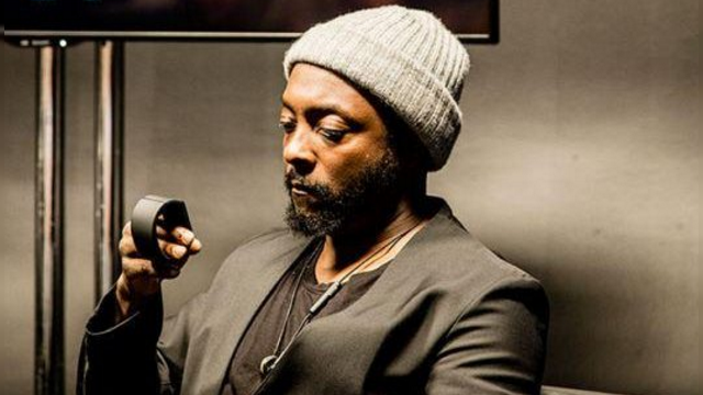 <b>Muzicianul Will.i.am prezintă un smartwatch nou, cu comanda vocală şi funcţii muzicale: Dial</b>Muzicianul Will.i.am (membru al formatiei Black Eyed Peas) s-a remarcat &icirc;n ultimii ani prin implicarea sa &icirc;n lumea tech. De la videoclipuri SF, la finanţarea de startupuri şi o funcţie de Director de Creaţie la Intel, artistul a fost mereu...