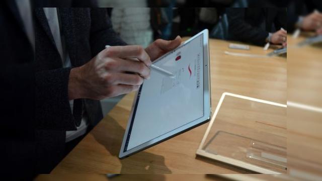 <b>MWC 2016: Huawei MateBook hands-on: un rival foarte solid pentru iPad Pro şi Surface Pro 4</b>Huawei a anunţat la MWC 2016 tableta convertibila MateBook, ce poate deveni laptop cu o tastatură ataşată. Terminalul a primit o experienţă hands on de la colegul Claudiu Sima, care se afla la MWC 2016 şi ne prezintă materialul video de mai jos....