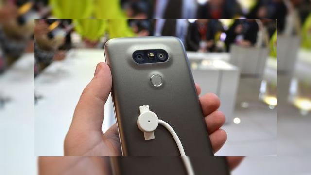 <b>MWC 2016: LG G5 prezentare hands-on - cel mai original terminal de la MWC e mai arătos în realitate decât în randări (Video)</b>Cel mai original produs lansat la MWC 2016 până acum e cu siguranţă LG G5, primul telefon modular comercial. Flagshipul a debutat ieri, în cadrul unui eveniment care a primit live blogging de la noi şi acum colegul Claudiu Sima...
