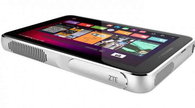 <b>MWC 2016: ZTE Spro Plus e un proiector cu ecran de tabletă, sau mai bine zis o tabletă cu proiector</b>ZTE a prezentat nu doar telefoane Android la MWC 2016, ci şi un device interesant numit ZTE Spro Plus, care deşi teoretic e proiector, el are mai degrabă diagonală unei tablete. Terminalul vine cu un ecran de 8.4 inch şi dotări destul de bune....