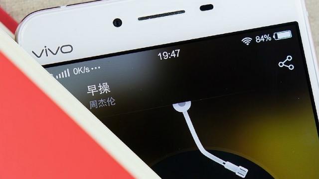 <b>Vivo Xplay 5 va fi primul telefon cu 6 GB RAM, soseşte oficial pe 1 martie</b>Ne apropiem de &icirc;ncă un pas important &icirc;n evoluţia smartphone-urilor şi anume lansarea primului model cu 6 GB RAM la bord. Premiera va aparţine handsetului Vivo Xplay 5, care va fi lansat pe 1 martie, aparent. &nbsp; Informaţiile vin de pe...