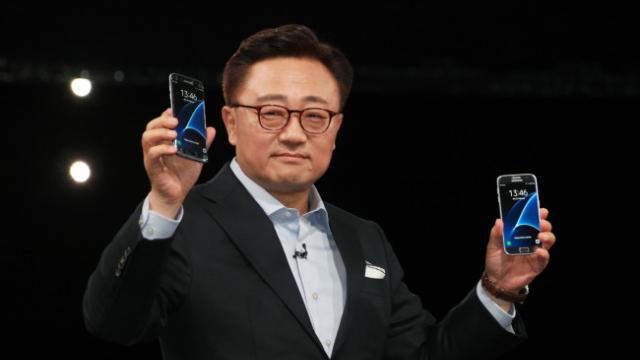 <b>Samsung Galaxy S7 va debuta în 60 de tari pe 11 martie, printre care şi România; Sunt aşteptate vânzări mai mari decât pentru Galaxy S6</b>Samsung Galaxy S7 a primit confirmarea pentru debutul &icirc;n magazine pe 11 martie, iar printre aceste ţări se numără şi Rom&acirc;nia. Operatorii şi retailerii din ţara noastră au confirmat deja sosirea produsului la acea dată,...