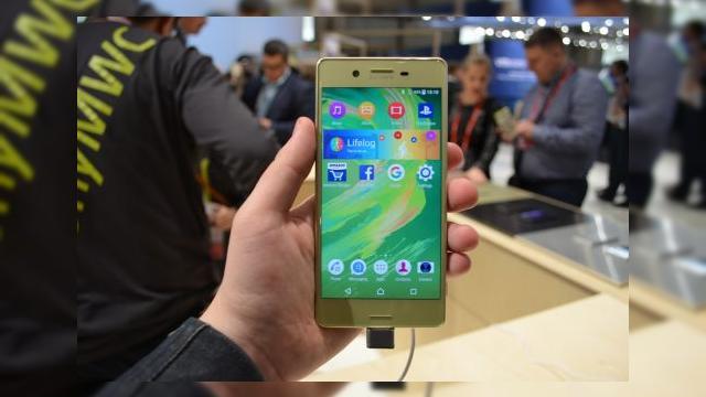 <b>MWC 2016: Sony Xperia X prezentare hands-on - midranger elegant cu cameră peste medie (Video)</b>Sony a inaugurat oficial prima zi de porţi deschise la MWC 2016 ieri, cu o conferinţă &icirc;n cadrul căreia a lansat 3 modele noi Xperia. Printre ele se numără şi Sony Xperia X, care primeşte un hands on de la colegul Claudiu Sima &icirc;n clipul...