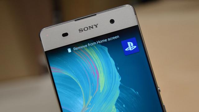 <b>MWC 2016: Sony Xperia XA prezentare hands-on - cel mai arătos telefon Sony din ultimii ani, cu ecran edge to edge</b>Din trio-ul de telefoane Sony Xperia X anunţate la MWC 2016, se remarcă în special modelul Sony Xperia XA, datorită porţiunii sale frontale edge to edge. Cu acest device a avut contact Claudiu Sima, care vă prezintă experiența hands-on...