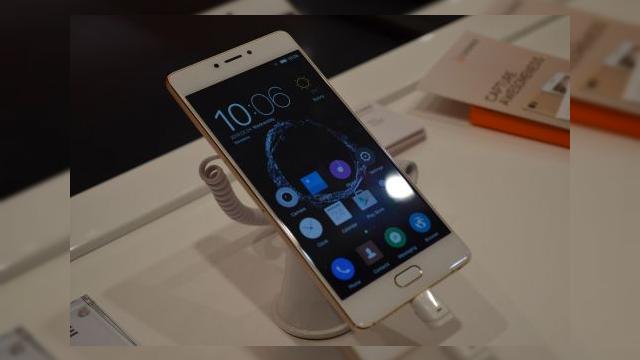 <b>MWC 2016: Gionee S8 prezentare hands-on - Gionee îşi schimbă logo-ul, dar nu şi tradiţia handseturilor subțiri (Video)</b>Atunci c&acirc;nd am văzut prima oară telefonul Gionee S8, proaspăt anunţat la MWC 2016, am remarcat faptul că fontul folosit pentru &icirc;ncrustarea numelui firmei pe spatele telfonului, s-a modificat. Iată că se confirmă ceea ce am...