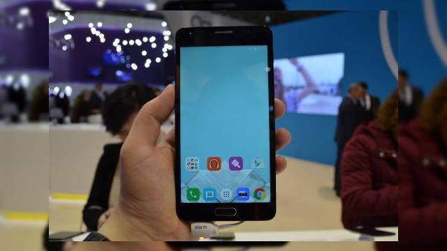 <b>MWC 2016: Alcatel Pop 4S prezentare hands-on - phablet midrange cu muchii rotunjite în spate şi cameră selfie cu blitz (Video)</b>Ca &icirc;n fiecare an la MWC Alcatel a venit cu o mulţime de produse noi şi pe l&acirc;ngă 2 modele high end, ei au prezentat şi midrange-ul Alcatel Pop 4s. El face parte din seria Pop 4, care e promovată prin preţuri reduse şi dotări bune....