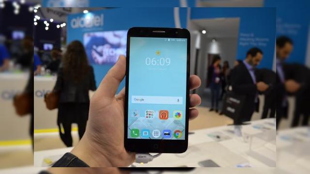 <b>MWC 2016: Alcatel Pop 4 Plus prezentare hands-on - phablet HD cu procesor modest, ecran generos</b>Seria Alcatel Pop 4&nbsp;include două phableturi şi un handset, iar printre phableturi se numără şi Alcatel Pop 4 Plus, pe care &icirc;l vedeţi &icirc;n acţiune mai jos. Terminalul are dotări modeste şi e analizat de colegul Claudiu Sima &icirc;n...