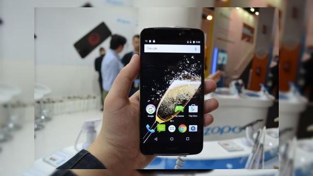 <b>MWC 2016: ZOPO Speed 8 prezentare hands-on - cu mâna pe un telefon deca-core cu camere excelente la bord (Video)</b>Cei de la Zopo au adus &icirc;n Barcelona un telefon excelent, cel puţin dacă ne uităm la dotările sale pe h&acirc;rtie: Zopo Speed 8.&nbsp;El se remarcă prin faptul că aduce un procesor deca core şi costă doar 300 de euro. &Icirc;l vedeţi...