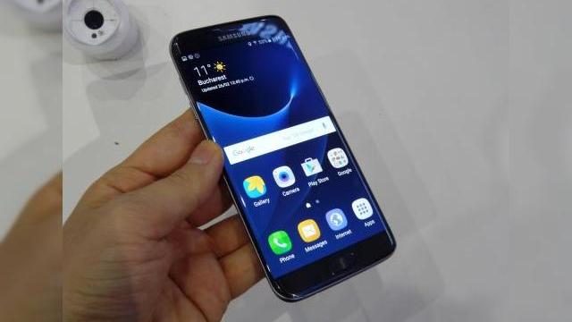 <b>Samsung Galaxy S7 Edge Preview: primele impresii despre phablet-ul cu dublă curbură a şasiului, baterie evoluată faţă de predecesor (Video)</b>După ce am aruncat o privire asupra lui Samsung Galaxy S7 şi Galaxy S7 Edge &icirc;n Barcelona cu ocazia MWC 2016, e momentul să le vedem şi pe plaiurile mioritice. Astfel, am purces astăzi la Media Galaxy Băneasa, unde am putut vedea &icirc;n...