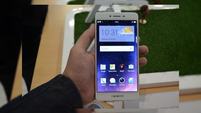 <b>MWC 2016: Oppo R7s prezentare hands-on - phablet de 5.5 inch cu 4 GB RAM şi încărcare rapidă</b>Oppo R7s este un telefon care s-a lăsat mult timp aşteptat, phabletul având parte de multe scăpări şi zvonuri înainte de debutul din toamna trecută. Am avut ocazia să îl vedem în acţiune la MWC 2016, iar mai jos aveţi un...