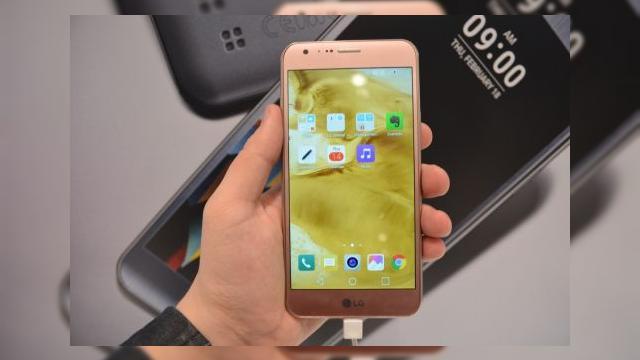 <b>MWC 2016: LG X Cam prezentare hands-on - frăţiorul lui LG G5 cu cameră duală în spate, corp rotunjit şi subţire</b>În cazul în care nu ştiaţi, LG a mai adus un telefon cu camera duala la MWC 2016, în afară de flagshipul LG G5. E vorba despre LG X Cam, unul dintre modelele inaugurale pentru seria X, ce a debutat cu câteva zile înainte...