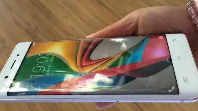 <b>Vivo Xplay 5 își face apariția în noi imagini, cu doar 24 ore înainte de lansarea sa oficială; primul smartphone cu 6 GB memorie RAM</b>Pentru data de 1 martie ni se pregătește lansarea celui mai inedit smartphone din 2016, model ce va sosi cu 6 GB memorie RAM la pachet. Dacă încă nu v-ați dat seama despre ce terminal este vorba, aflați că vorbim despre nimeni altul...