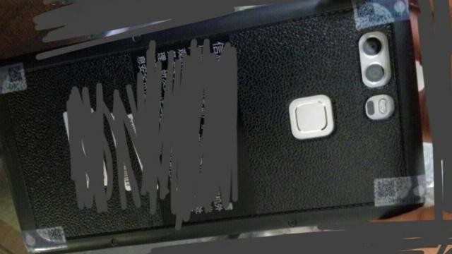 <b>Huawei P9 în varianta prototip ne prezintă camera foto duală, dar și scanner-ul de amprente amplasat pe spate</b>Cu doar c&acirc;teva momente &icirc;n urmă vă prezentam o serie de fotografii cu rama metalică destinată lui Huawei P9, telefon ce ar putea fi lansat &icirc;n luna aprilie a acestui an. Revenim acum la acest smartphone tocmai datorită unor noi...