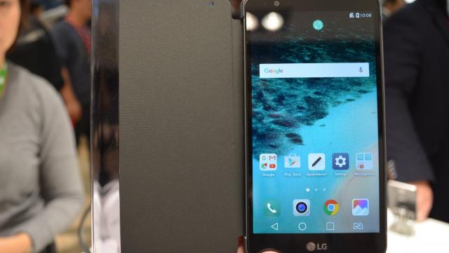 <b>MWC 2016: LG Stylus 2 prezentare hands-on - phablet de buget cu display HD de 5.7 inch ce vine cu o husă inedită la pachet</b>Printre telefoanele văzute la Mobile World Congress 2016 s-a numărat și modelul LG Stylus 2 - un phablet mid-range ce aduce la pachet un panou de 5.7 inch cu rezoluție HD. Putem considera acest produs drept o soluție numai bună de luat &icirc;n...