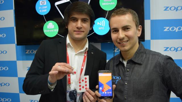 <b>Iată smartphone-ul Zopo Speed8 într-o serie de fotografii de la debutul oficial; primul device cu procesor deca-core din lume</b>Printre standurile ce le-am vizitat la Mobile World Congress 2016, s-a numărat și Zopo - locație &icirc;n care am dat de un smartphone inedit. Este vorba despre modelul Speed8, primul terminal din lume ce aduce la interior un procesor deca-core...