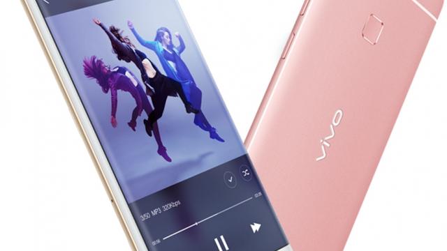 <b>Vivo Xplay 5 este acum oficial; phablet cu display QHD de 5.43 inch, procesor Snapdragon 820 și 6 GB RAM</b>Iată că a venit și ziua ce pune stop zvonurilor din ultima perioadă, zi &icirc;n care producătorul chinez Vivo a dezvăluit oficial smartphone-ul Xplay 5. După cum știam deja, telefonul de față este totodată și primul din lume ce vine la pachet...