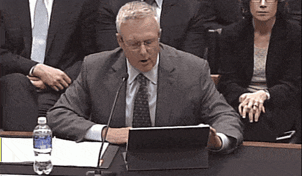 <b>Tableta volant, scripta manent: avocatul Apple în cazul FBI/decriptare are un necaz cu iPad Pro, trece la documentele din hârtie</b>E ştiut faptul că opoziţia Apple c&acirc;nd vine vorba de decriptarea iPhone-ului teroriştilor din San Bernardino are consecinţe şi urmează acum o serie de audieri ale reprezentanţilor companiei &icirc;n Congres. Ei bine, la aceste audieri...