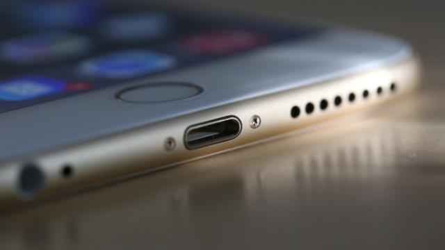 <b>Apple iPhone 7S ar putea fi primul model iPhone cu tehnologie OLED</b>Nu ar trebui să ne surprindă că se vorbeşte deja despre iPhone 7s, deoarece fanii Apple sunt mereu nerăbdători să obţină şi mai multă inovaţie. Au apărut zvonuri azi că generaţia 2017 de iPhone va face marea schimbare de panou pentru...