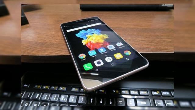 <b>Lenovo PHAB Plus Review: ca un iPhone 6 Plus Plus Lite, un mega phablet pentru gameri, cu luminozitate nu prea impresionantă (Video)</b>Lenovo PHAB​ Plus este cel mai mare phablet ajuns vreodată pe masa de teste Mobilissimo.ro, un model cu ecran de 6.8 inch prezentat la IFA 2015. Terminalul poate fi descris cel mai bine prin sintagma "iPhone 6 Plus Plus", după cum afirma cineva care...