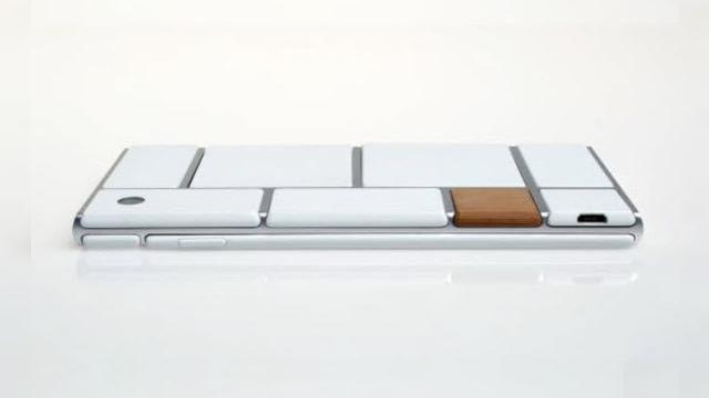<b>Google primeşte două noi brevete de design pentru Project Ara, telefonul modular aflat în standby de ceva vreme</b>Am fost surprinşi să vedem că LG a lansat un telefon modular &icirc;naintea celor de la Google, mai ales că despre Project Ara se tot discuta de c&acirc;ţiva ani. Azi descoperim că terminalul a primit două noi brevete de design, un posibil semn că...