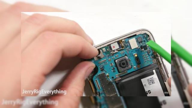 <b>Sistemul de răcire pe bază de lichid de pe Galaxy S7 Edge explicat în disecţia handsetului: nu include lichid propriu zis (Video)</b>Ca de obicei după o lansare de terminal mobil celebru urmează şi o clasică disecţie a sa, ocazie cu care &icirc;i vedem componentele şi aflăm ce face acel model să "ticăie". &Icirc;n cazul lui Samsung Galaxy S7 s-a discutat mult despre sistemul...