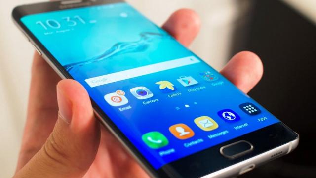 <b>Samsung Galaxy S7 varianta Exynos primeşte teste benchmark: nu se supraîncălzeşte, nu are probleme cu multiple rulări de benchmark şi are scoruri bune</b>Mulţi revieweri, testeri şi dezvoltatori au început să îşi primească modelele Galaxy S7 şi S7 Edge în aceste zile, de aceea nu ne miră că vedem tot mai multe disecţii, unboxinguri şi teste. Azi descoperim o serie de...