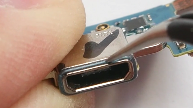 <b>Care e secretul rezistenţei la apă pentru Samsung Galaxy S7, S7 Edge?; Disecţia terminalelor dezvăluie mecanismele implicate (Video)</b>Îl mai ţineţi minte pe JerryRigEverything? El are canalul YouTube care ne-a prezentat disecţia lui Samsung Galaxy S7 Edge cu câteva zile în urmă, ocazie cu care am văzut mai de aproape sistemul său de răcire. Azi aflăm şi care e...