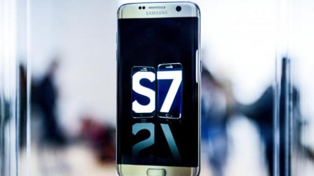 <b>Samsung lansează un program de cumpărare în rate pentru noile modele Galaxy S, cu posibilitatea de trecere la un nou device după 12 luni</b>Mai ţineţi minte programul Apple de cumpărare &icirc;n rate a modelelor iPhone, lansat toamna trecută? Samsung a anunţat lansarea unei oferte similare, deocamdată doar &icirc;n Coreea de Sud. Astfel, clienţii vor putea cumpăra un telefon şi...