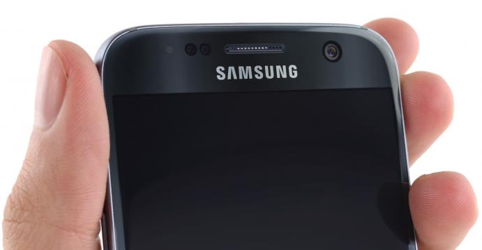 <b>Samsung Galaxy S7 trece prin mâinile iFixit; reparația se dovedește foarte dificilă mai ales în cazul ecranului</b>Ca de fiecare dată, odată cu apariția unui nou smartphone pe piață și cei de la iFixit se pun pe treabă, echipă ce ne dezvăluie c&acirc;t de greu sau ușor este procesul de reparație al unui smartphone. Cea mai recentă victimă a acestora, este...