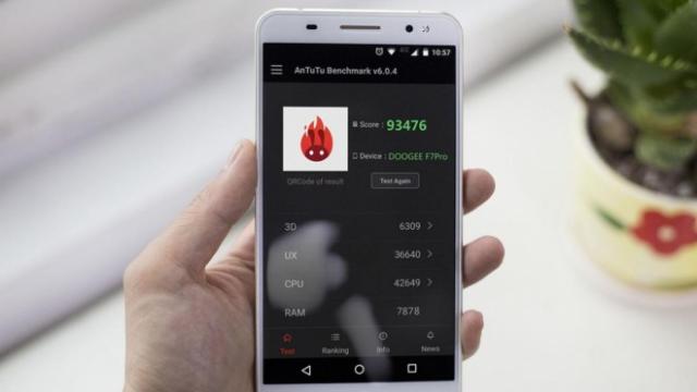 <b>Phablet-ul Doogee F7 Pro obține scoruri mai mari decât Huawei Mate 8 în testul benchmark AnTuTu; iată detalii</b>&Icirc;n perioada Mobile World Congress, cei de la Doogee au dezvăluit oficial și phablet-ul F7 Pro - unul dintre primele terminale de pe piață ce adoptă procesorul deca-core Helio X20. De asemenea, telefonul ne mai oferă și 4 GB memorie RAM,...