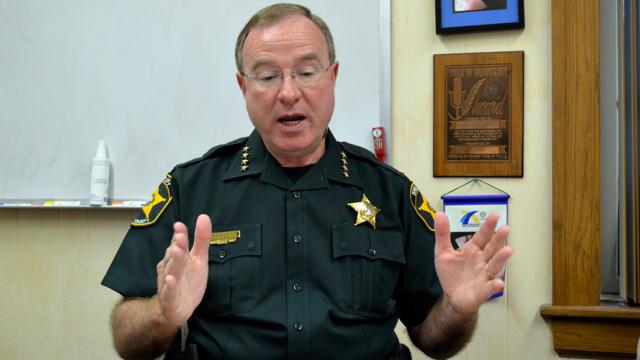 <b>Exces de zel: un şerif din Florida vrea să îl aresteze pe CEO-ul Apple dacă nu deblochează iPhone-urile solicitate de autoritati</b>&Icirc;n vreme ce disputa dintre Apple şi FBI ar putea dura luni sau chiar ani, unele forţe de ordine cred că au găsit deja soluţia la acest caz şi anume să &icirc;l aresteze pe Tim Cook. Un şerif din Florida a ameninţat că &icirc;l va...