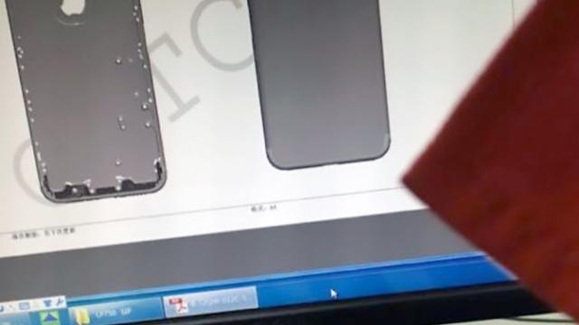 <b>Carcasa lui iPhone 7 primește o randare ce dezvăluie o abordare diferită pentru acele dungi inestetice destinate antenelor</b>Pe l&acirc;ngă zvonul referitor la dispariția jack-ului audio de pe iPhone 7, există și detalii potrivit cărora Apple va renunța la acele dungi inestetice asociate antenelor. Ei bine, astăzi vedem și o randare ce scoate &icirc;n prim plan acest...