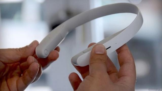 <b>Sony a creat o pereche de căşti care nu ating urechile, ci se poarta pe gât: Sony Concept N</b>Sony are o divizie de cercetare şi dezvoltare formată de cur&acirc;nd şi numită Future Lab, iar &icirc;n cadrul showului SXSW aceasta a adus pe scenă un prototip interesant. E vorba de o pereche de căşti care se poartă &icirc;n jurul g&acirc;tului...